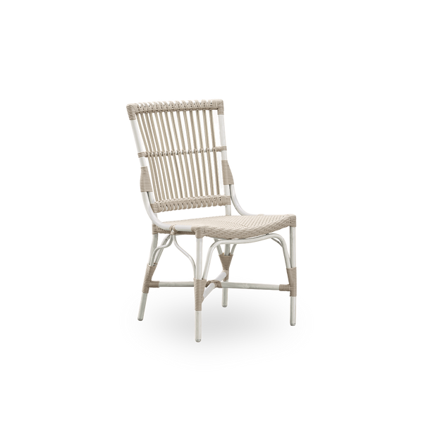 Seitenansicht des Piano Outdoor-Essstuhls mit hoher, breiter Rückenlehne. Aluminiumrahmen mit ArtFibre-Umschlingungen in Dove White-Farbe.