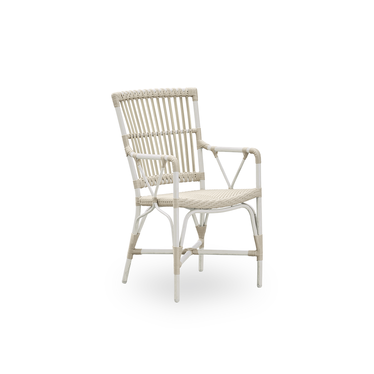 Seitenansicht des Piano Outdoor-Essstuhls mit hoher, breiter Rückenlehne und geschwungenen Armlehnen. Aluminiumrahmen mit ArtFibre-Umschlingungen in Dove White-Farbe.