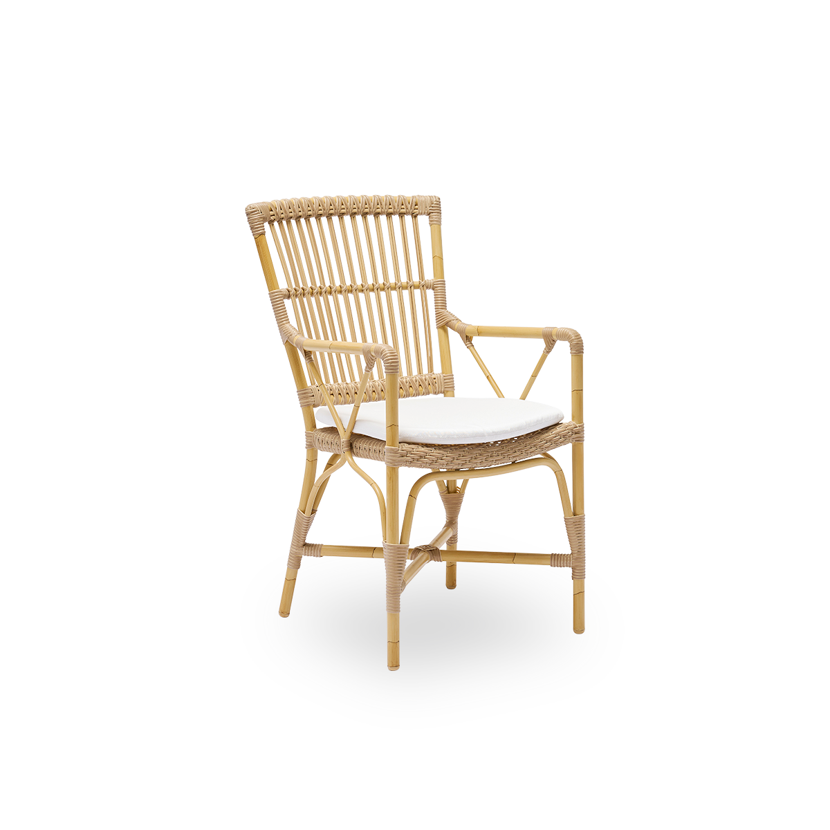 Seitenansicht des Piano Outdoor-Armsessels. Aluminiumrahmen im natürlichen Rattan-Look mit ArtFibre-Umschlingungen. Eleganter Stuhl mit hoher Rückenlehne und Armlehnen.