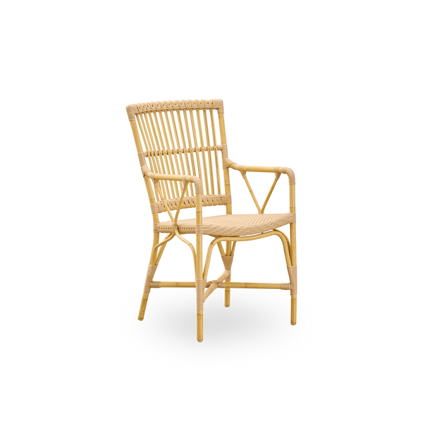 Seitenansicht des Piano Outdoor-Armsessels. Aluminiumrahmen im natürlichen Rattan-Look mit ArtFibre-Umschlingungen. Eleganter Stuhl mit hoher Rückenlehne und Armlehnen.