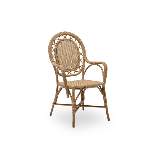 Seitenansicht des Romantica Outdoor-Essstuhls in Antique-Braun. Eleganter, romantischer Essstuhl mit runder Rückenlehne und vollständig geflochtenem Sitz im charmanten dänischen Design. Aluminiumrahmen im Rattan-Look mit ArtFibre-Umschlingungen.