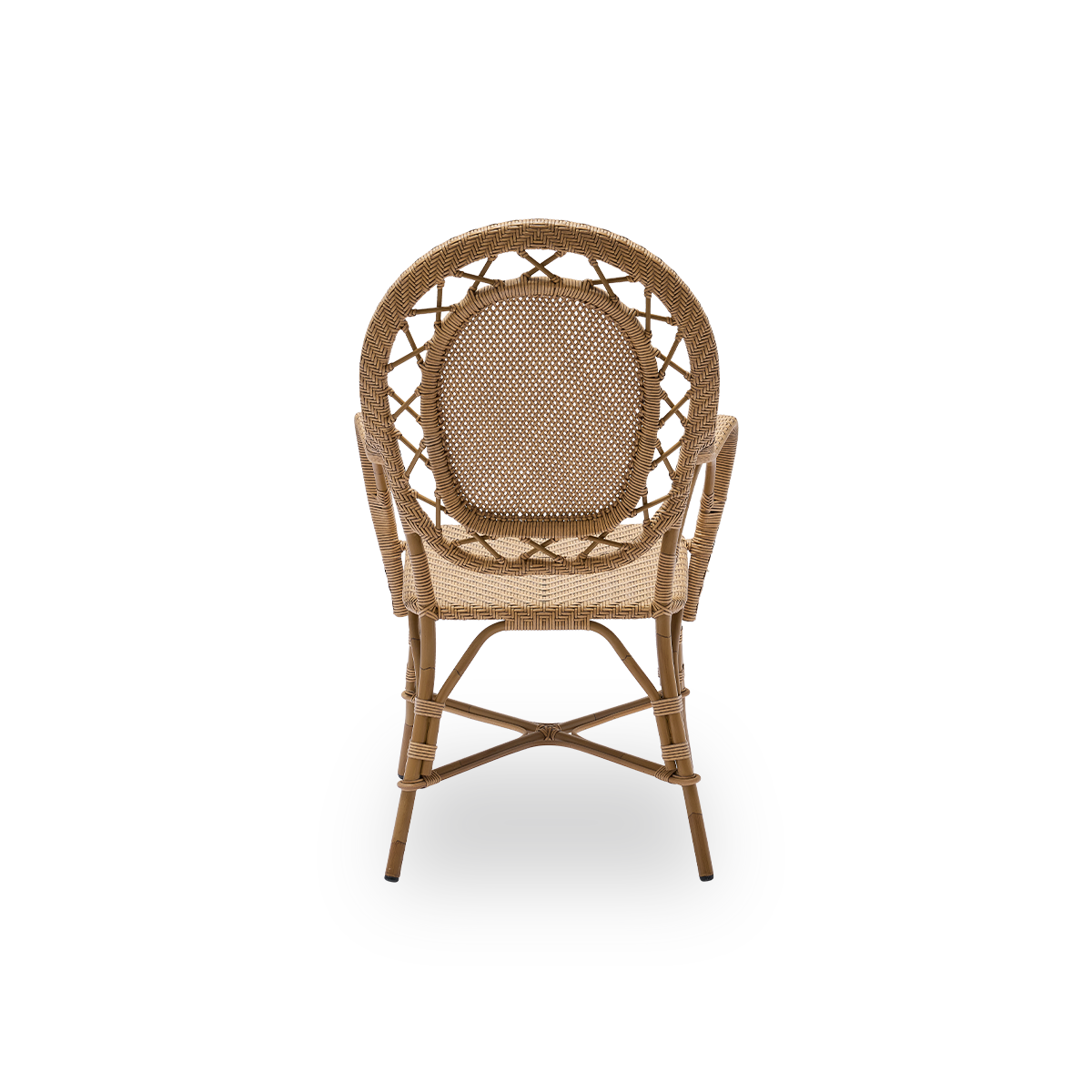 Rückansicht des Romantica-Outdoor-Essstuhls in der Farbe Antikbraun. Eleganter, romantischer Essstuhl mit runder Rückenlehne und vollständig geflochtenem Sitz im charmanten dänischen Design. Aluminiumrahmen in Rattanoptik mit ArtFibre-Geflecht.