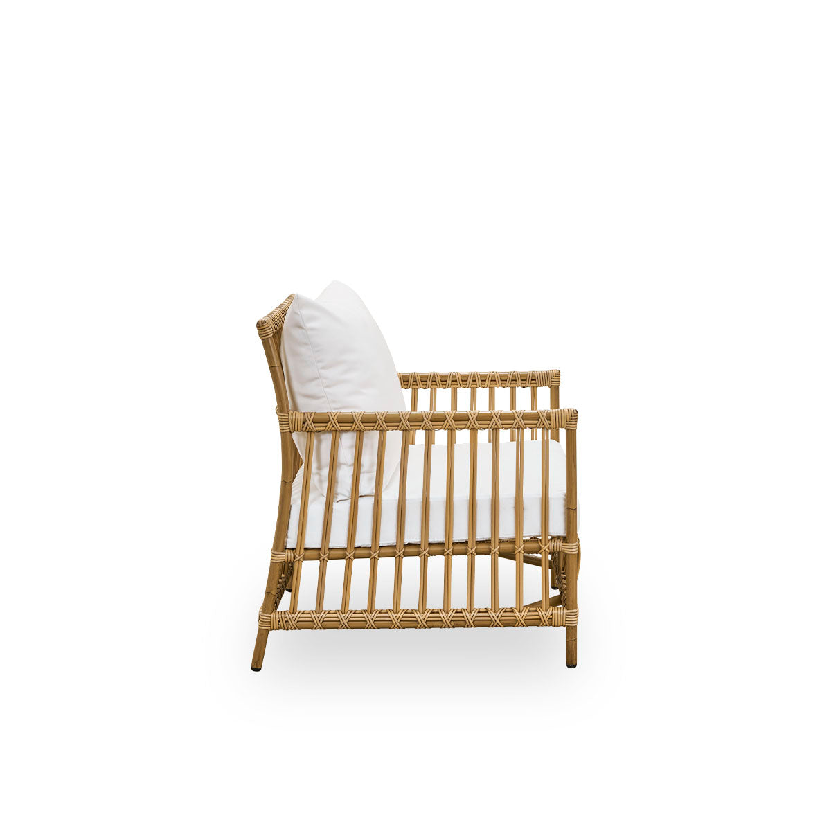 Schlichte Seitenansicht des Caroline Outdoor-Lounge-Stuhls in der Farbe Antique Brown, schlichtes und elegantes dänisches Design. Der Rahmen des Stuhls besteht aus Aluminium mit eleganten ArtFibre-Details. Das Design ist minimalistisch und elegant.