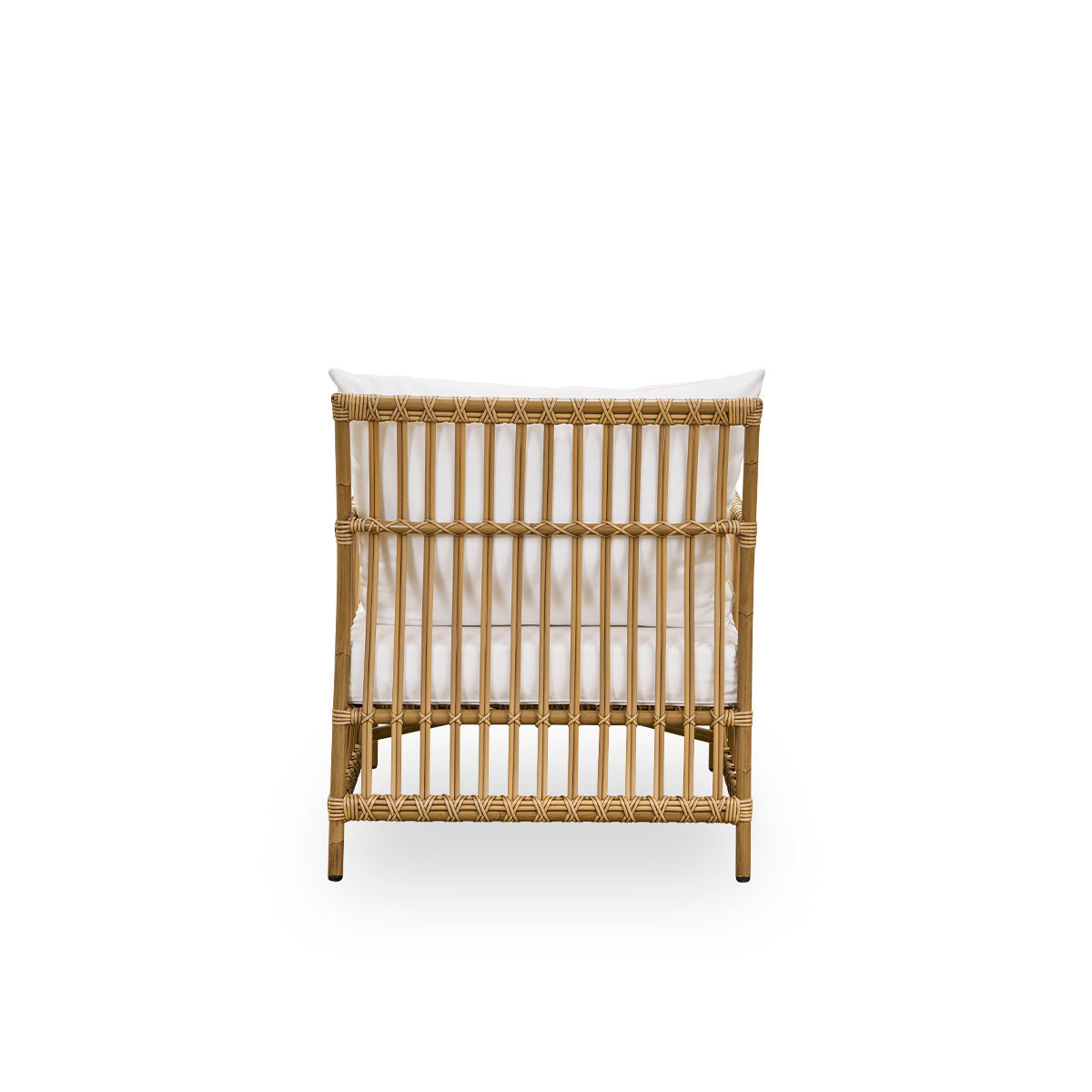 Rückansicht des Caroline-Außen-Loungesessels in der Farbe Antikbraun, schlichtes und elegantes dänisches Design. Der Rahmen des Stuhls besteht aus Aluminium mit eleganten ArtFibre-Details. Das Design ist minimalistisch und elegant.