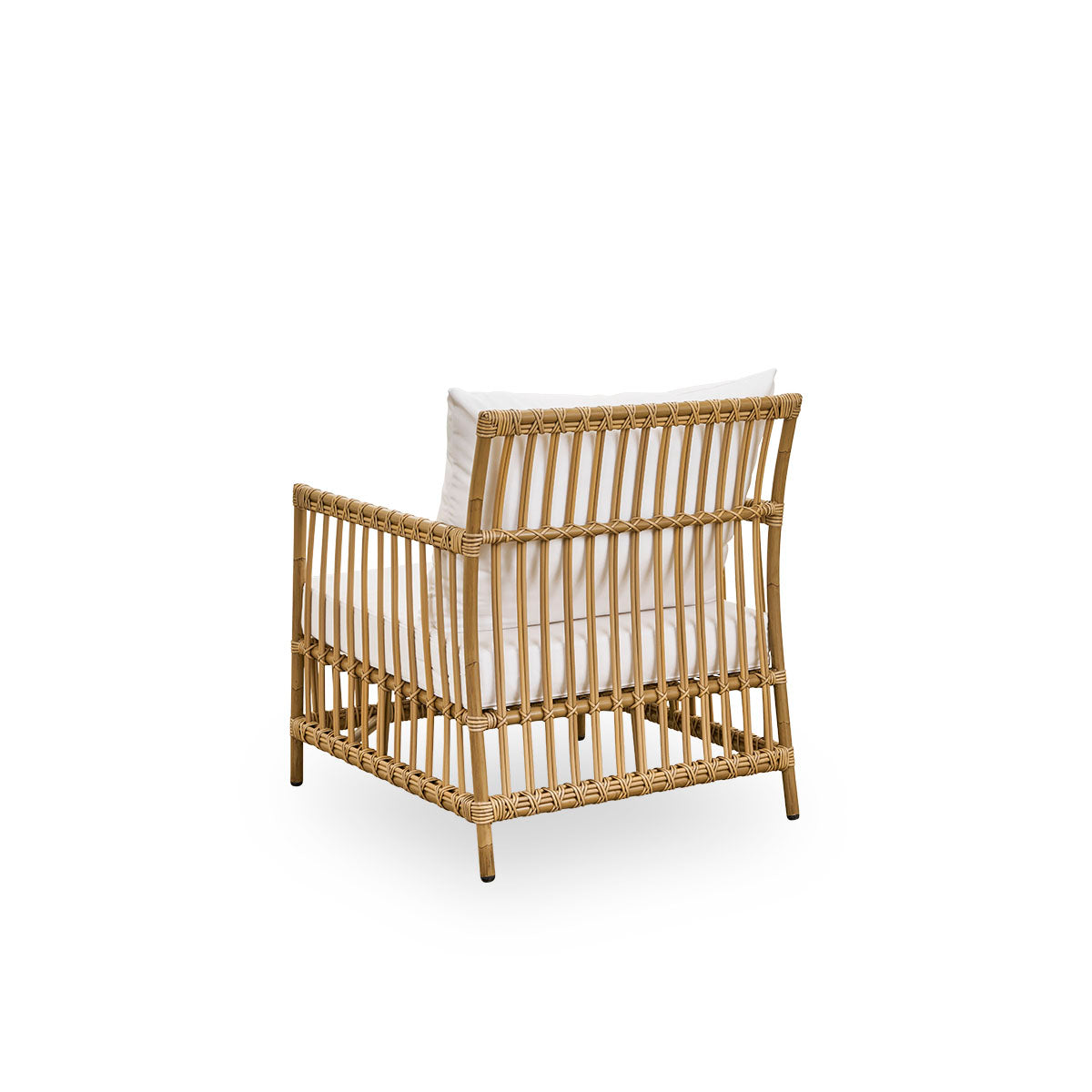 Rückansicht des Caroline-Außen-Loungesessels in der Farbe Antikbraun, schlichtes und elegantes dänisches Design. Der Rahmen des Stuhls besteht aus Aluminium mit eleganten ArtFibre-Details. Das Design ist minimalistisch und elegant.