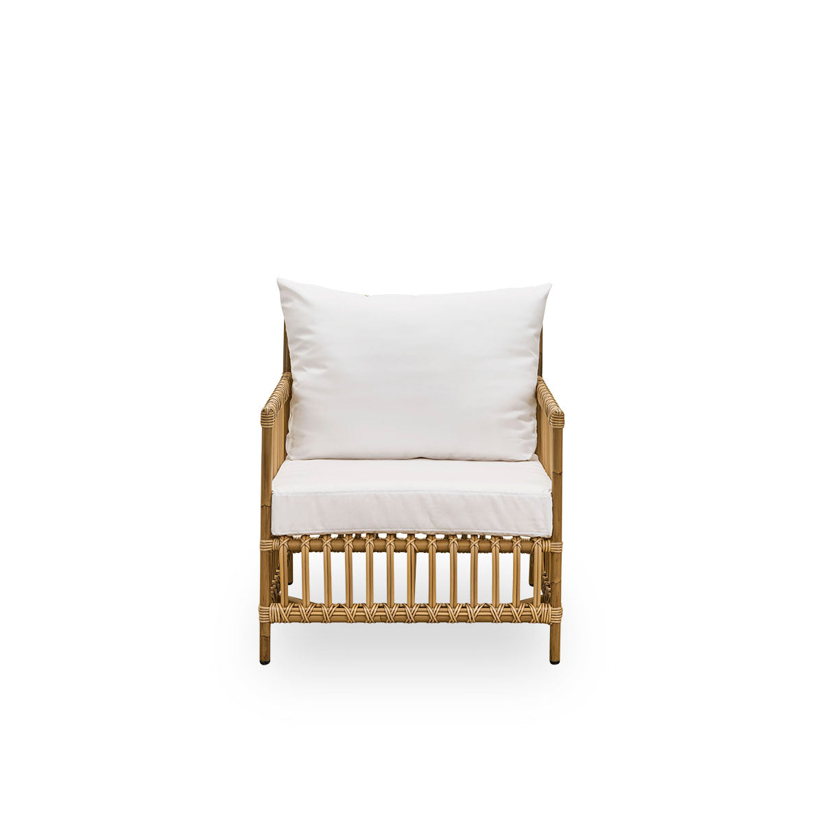 Vorderansicht des Caroline Exterior Loungesessels in der Farbe Antique Brown, schlichtes und elegantes dänisches Design. Der Rahmen des Stuhls besteht aus Aluminium mit eleganten ArtFibre-Details. Das Design ist minimalistisch und elegant.