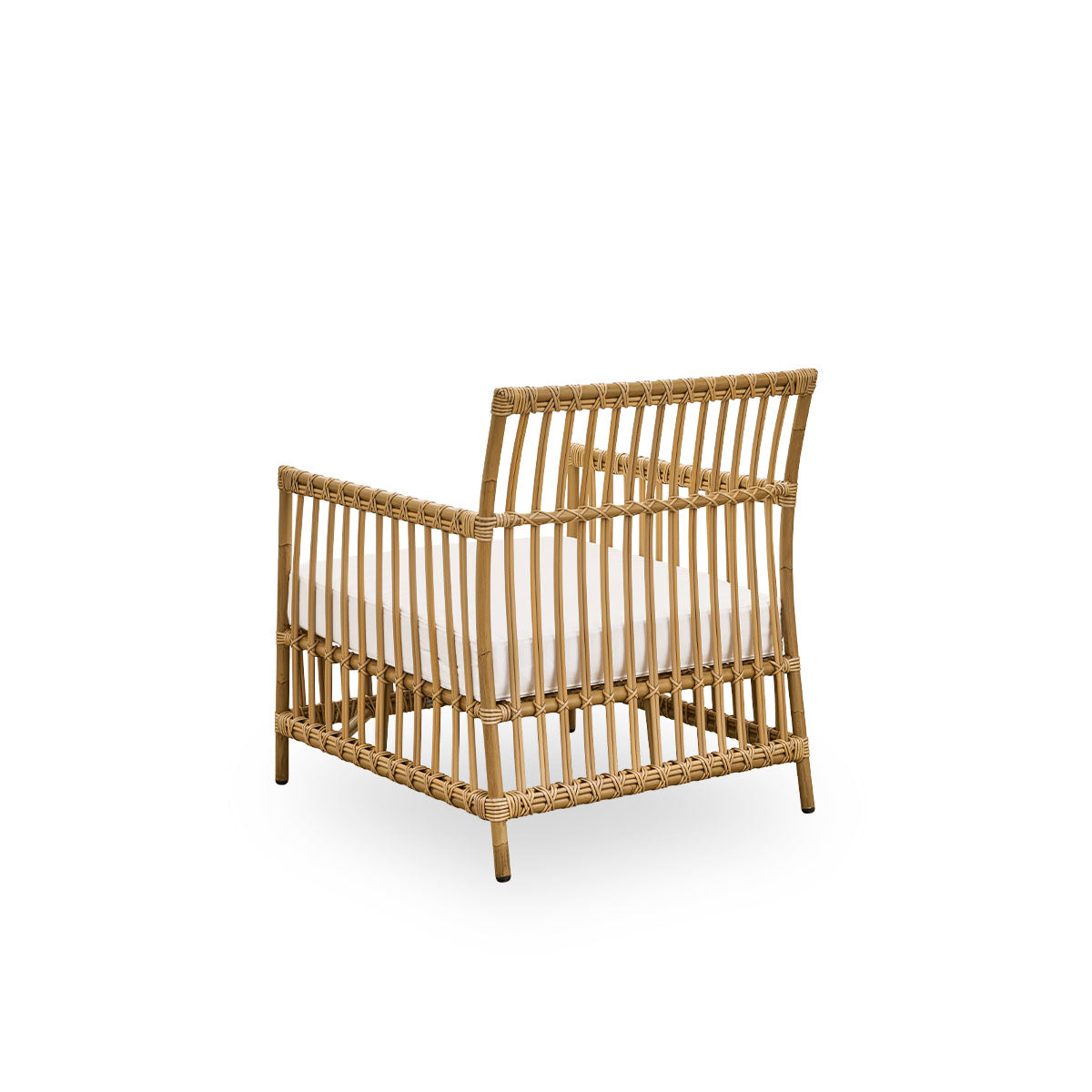 Rückansicht des Caroline-Außen-Loungesessels in der Farbe Antikbraun, schlichtes und elegantes dänisches Design. Der Rahmen des Stuhls besteht aus Aluminium mit eleganten ArtFibre-Details. Das Design ist minimalistisch und elegant.