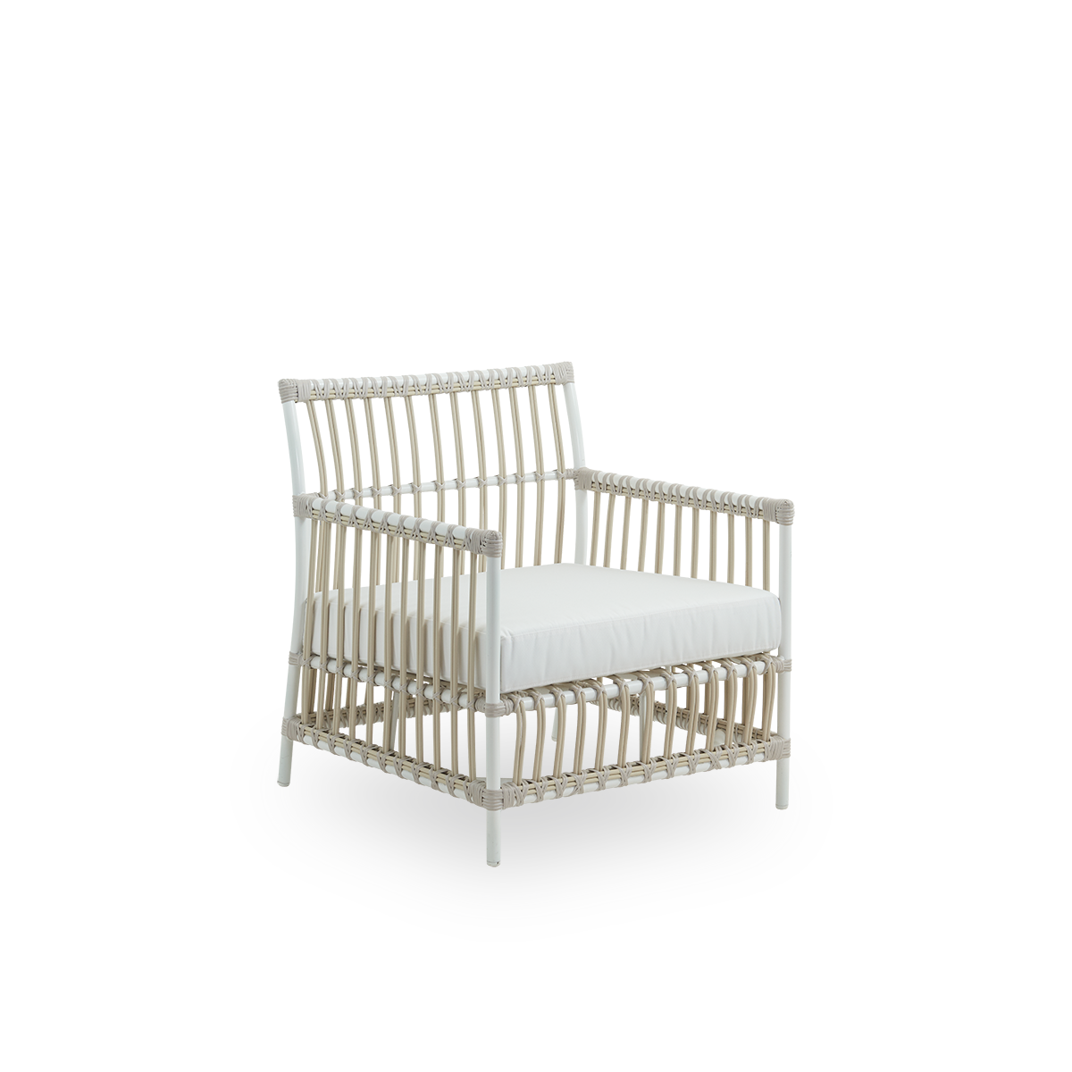 Seitenansicht des Caroline Outdoor-Lounge-Stuhls in der Farbe Dove White, präsentiert in schlichtem und elegantem dänischem Design. Der Rahmen des Stuhls besteht aus Aluminium mit eleganten ArtFibre-Details. Der Stuhl wirkt gemütlich und beruhigend.