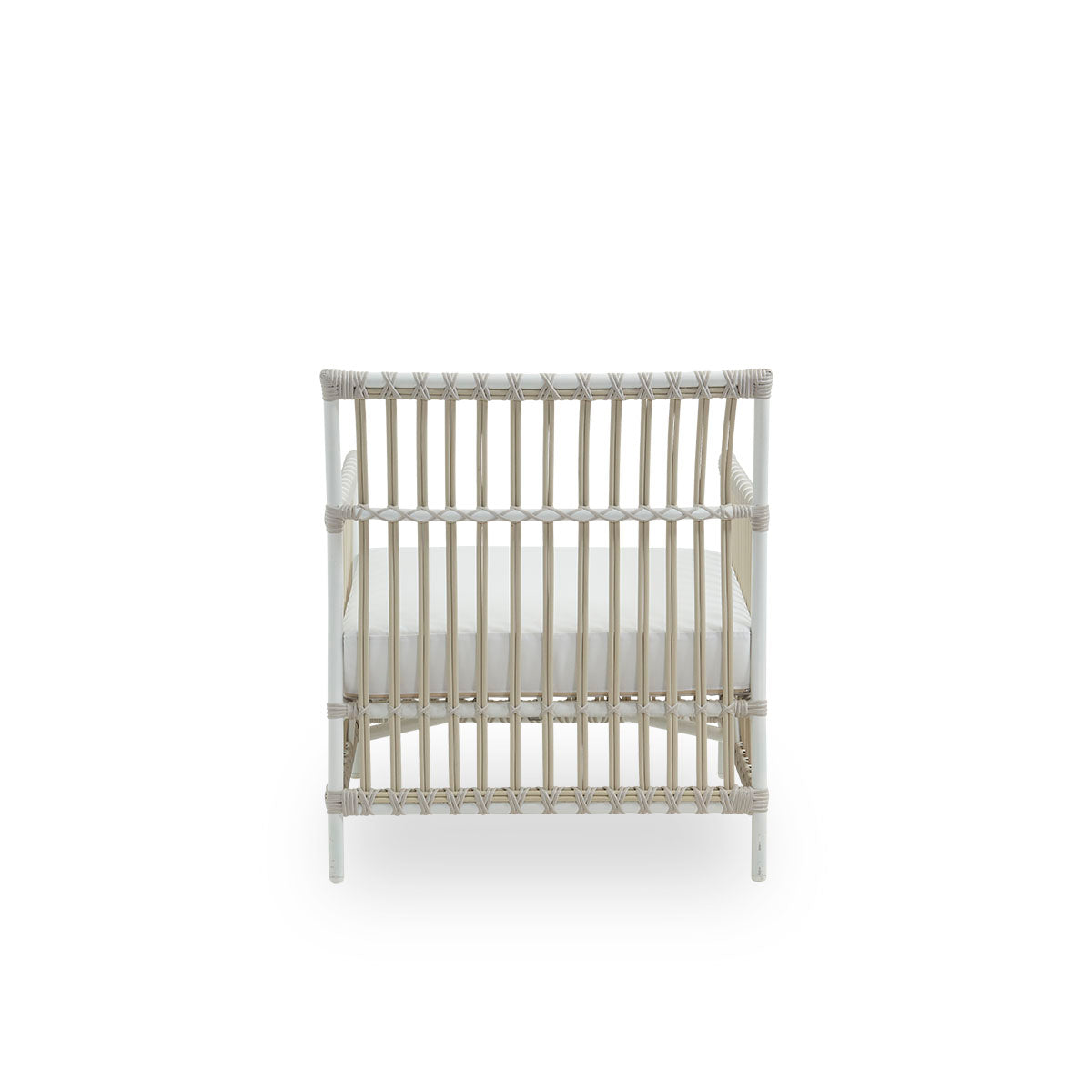 Rückansicht des Caroline-Außen-Loungesessels in der Farbe Taubenweiß, präsentiert in schlichtem und elegantem dänischem Design. Der Rahmen des Stuhls besteht aus Aluminium mit eleganten ArtFibre-Details. Der Stuhl hat eine gemütliche und beruhigende Ausst