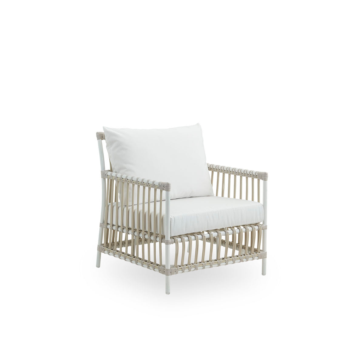 Seitenansicht des Caroline Outdoor-Lounge-Stuhls in der Farbe Dove White, präsentiert in schlichtem und elegantem dänischem Design. Der Rahmen des Stuhls besteht aus Aluminium mit eleganten ArtFibre-Details. Der Stuhl wirkt gemütlich und beruhigend.