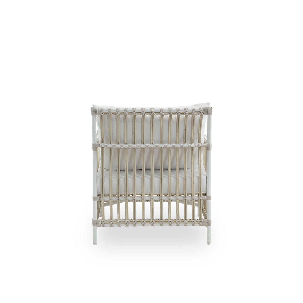 Rückansicht des Caroline-Außen-Loungesessels in der Farbe Taubenweiß, präsentiert in schlichtem und elegantem dänischem Design. Der Rahmen des Stuhls besteht aus Aluminium mit eleganten ArtFibre-Details. Der Stuhl hat eine gemütliche und beruhigende Ausst