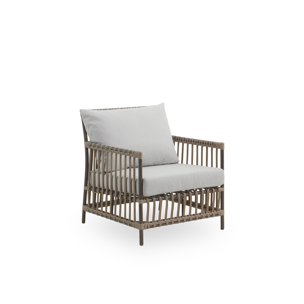 Seitenansicht des Caroline Outdoor-Lounge-Stuhls in der Farbe Moccaccino. Der Rahmen des Stuhls besteht aus Aluminium mit eleganten ArtFibre-Details. Das Design ist minimalistisch und elegant.