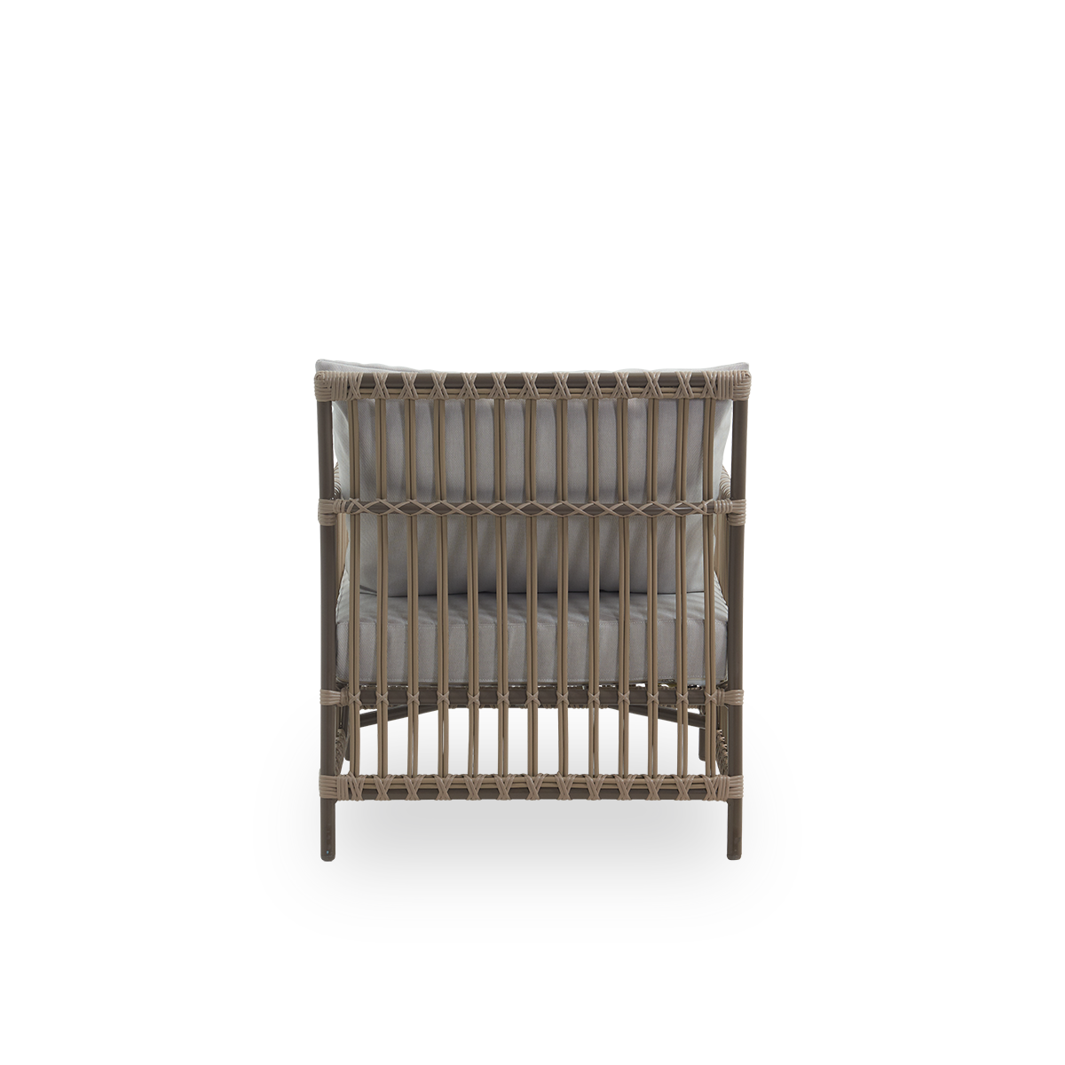 Rückansicht des Caroline-Außen-Loungesessels in der Farbe Moccaccino. Der Rahmen des Stuhls besteht aus Aluminium mit eleganten ArtFibre-Details. Das Design ist minimalistisch und elegant.