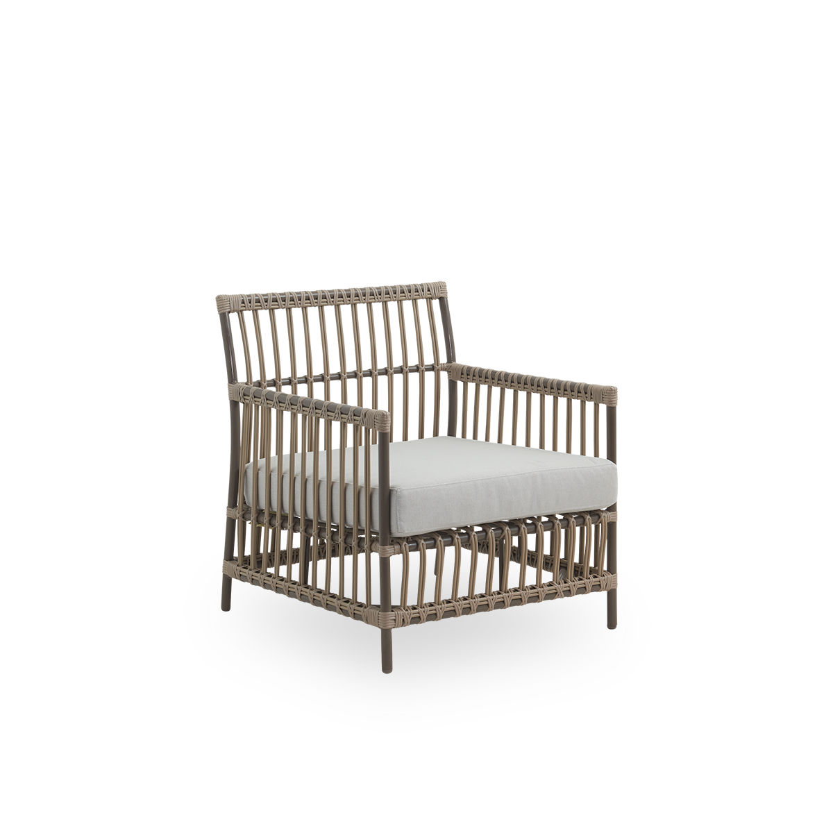 Seitenansicht des Caroline Outdoor-Lounge-Stuhls in der Farbe Moccaccino. Der Rahmen des Stuhls besteht aus Aluminium mit eleganten ArtFibre-Details. Das Design ist minimalistisch und elegant.