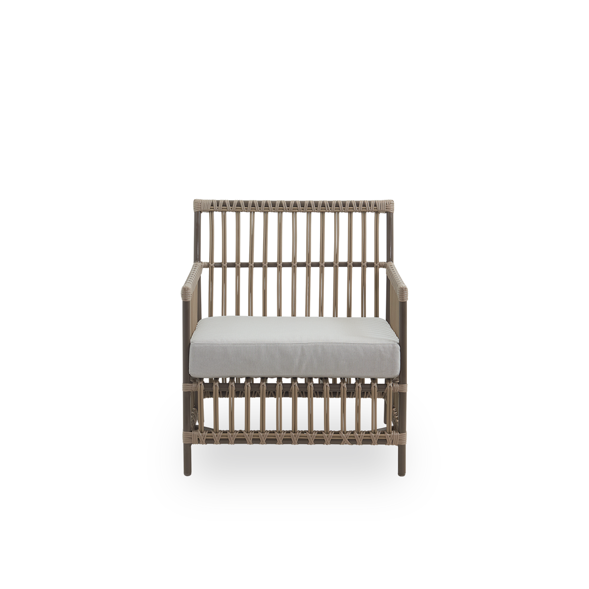 Vorderansicht des Caroline Exterior Loungesessels in der Farbe Moccaccino. Der Rahmen des Stuhls besteht aus Aluminium mit eleganten ArtFibre-Details. Das Design ist minimalistisch und elegant.