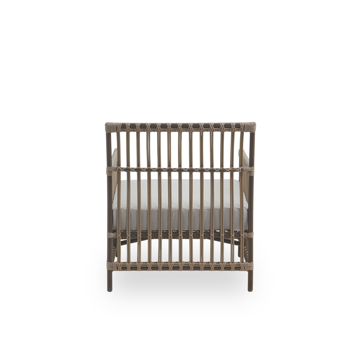 Rückansicht des Caroline-Außen-Loungesessels in der Farbe Moccaccino. Der Rahmen des Stuhls besteht aus Aluminium mit eleganten ArtFibre-Details. Das Design ist minimalistisch und elegant.