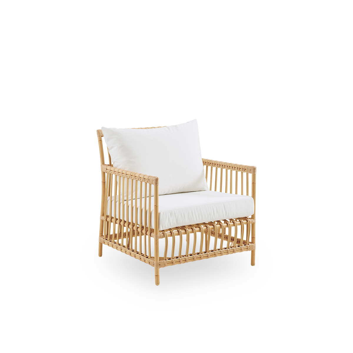 Seitenansicht des Caroline Outdoor-Lounge-Stuhls in der Farbe Natural, handbemalt, um wie Rattan auszusehen. Der Rahmen des Stuhls besteht aus Aluminium mit eleganten ArtFibre-Details. Das Design ist minimalistisch und elegant.