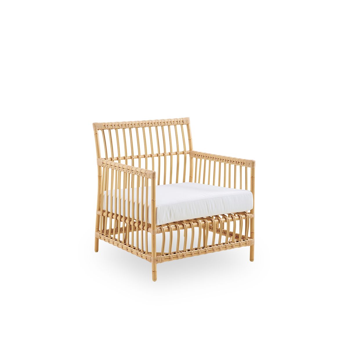 Seitenansicht des Caroline Outdoor-Lounge-Stuhls in der Farbe Natural, handbemalt, um wie Rattan auszusehen. Der Rahmen des Stuhls besteht aus Aluminium mit eleganten ArtFibre-Details. Das Design ist minimalistisch und elegant.