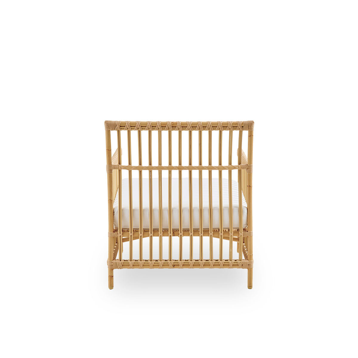 Rückansicht des Caroline-Außen-Loungesessels in der Farbe Natur, handbemalt, um wie Rattan auszusehen. Der Rahmen des Stuhls besteht aus Aluminium mit eleganten ArtFibre-Details. Das Design ist minimalistisch und elegant.