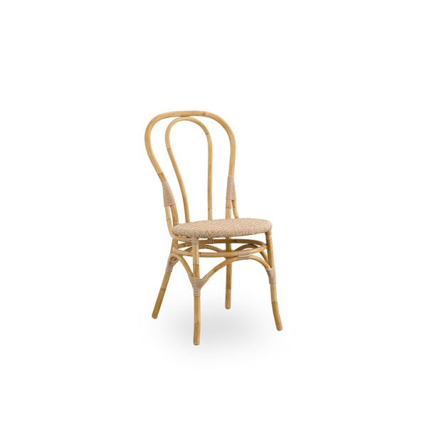 Seitenansicht des Lulu Outdoor-Essstuhls, ein leichter Bistrostuhl für den Außenbereich mit rundem, einfachem Rückenlehne, präsentiert mit Aluminiumrahmen im handbemalten Rattan-Look und ArtFibre-Umschlingungen.