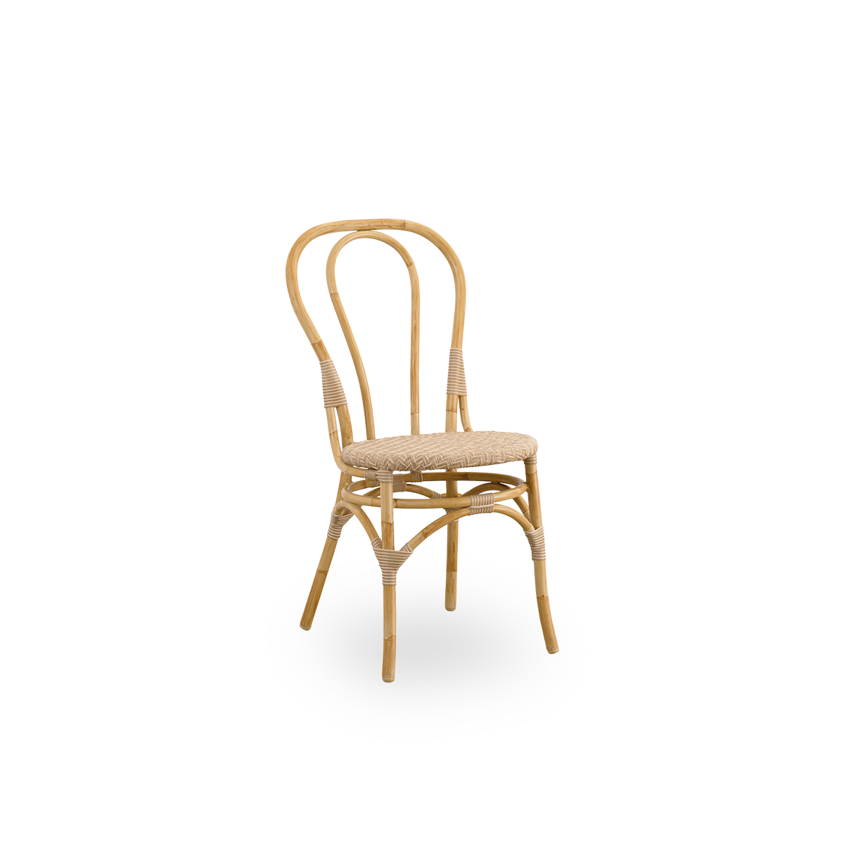 Seitenansicht des Lulu Outdoor-Essstuhls, ein leichter Bistrostuhl für den Außenbereich mit rundem, einfachem Rückenlehne, präsentiert mit Aluminiumrahmen im handbemalten Rattan-Look und ArtFibre-Umschlingungen.