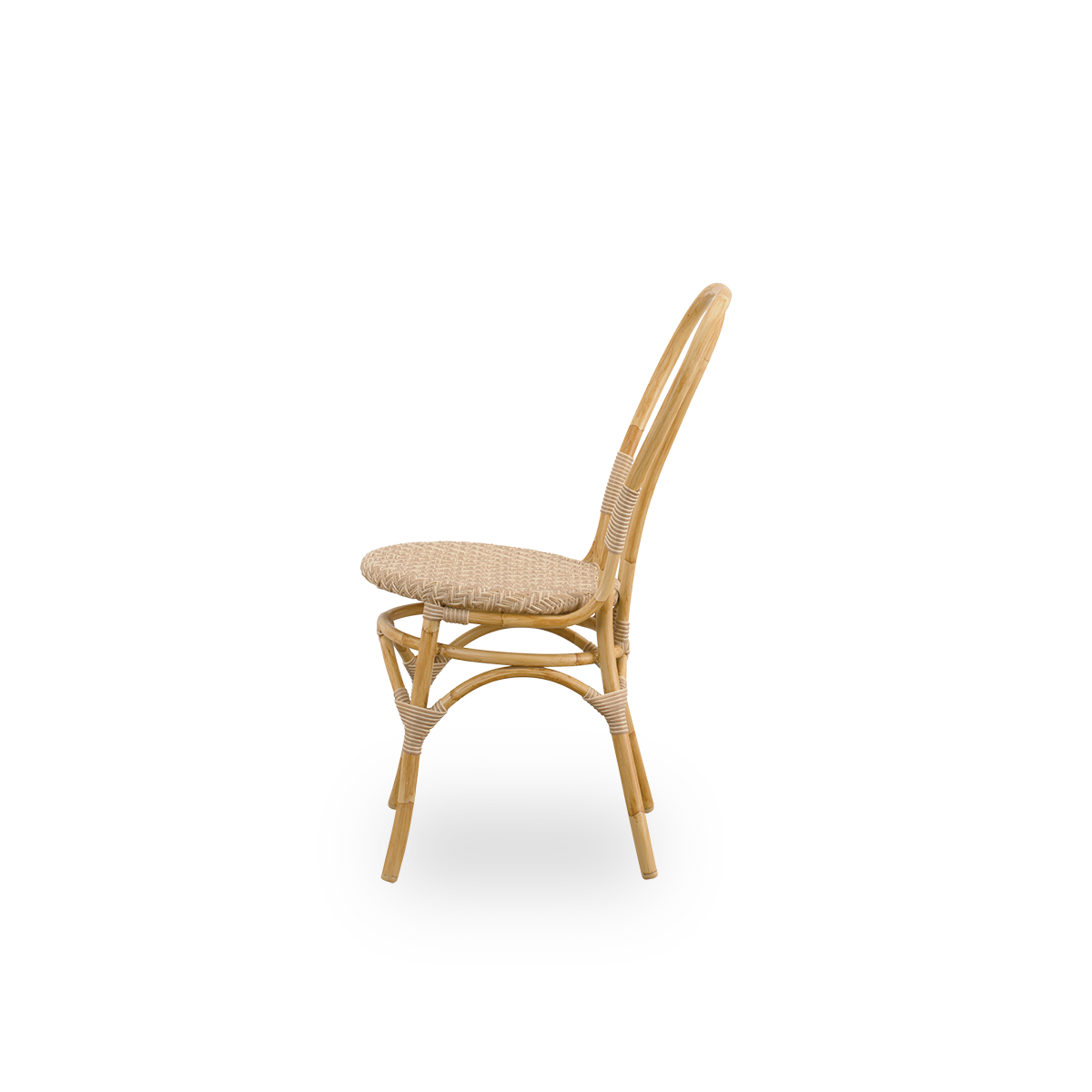 Seitenansicht des Lulu Exterior Essstuhls. Ein leichter Outdoor-Bistrostuhl mit rundem, einfachem Rücken, präsentiert mit Aluminiumrahmen im handbemalten Rattan-Look und ArtFibre-Geflecht.