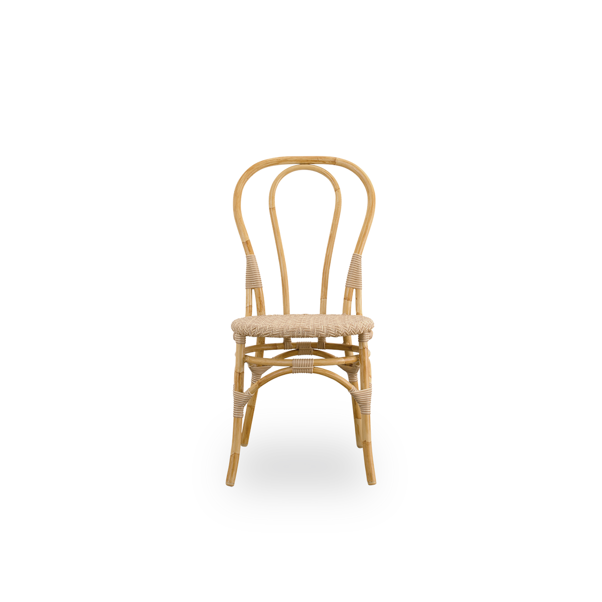 Vorderansicht des Lulu Exterior Esszimmerstuhls – ein leichter Outdoor-Bistrostuhl mit runder und schlichter Rückenlehne.
Gefertigt mit einem Aluminiumrahmen in handbemalter Rattanoptik und ArtFibre-Umwicklungen.