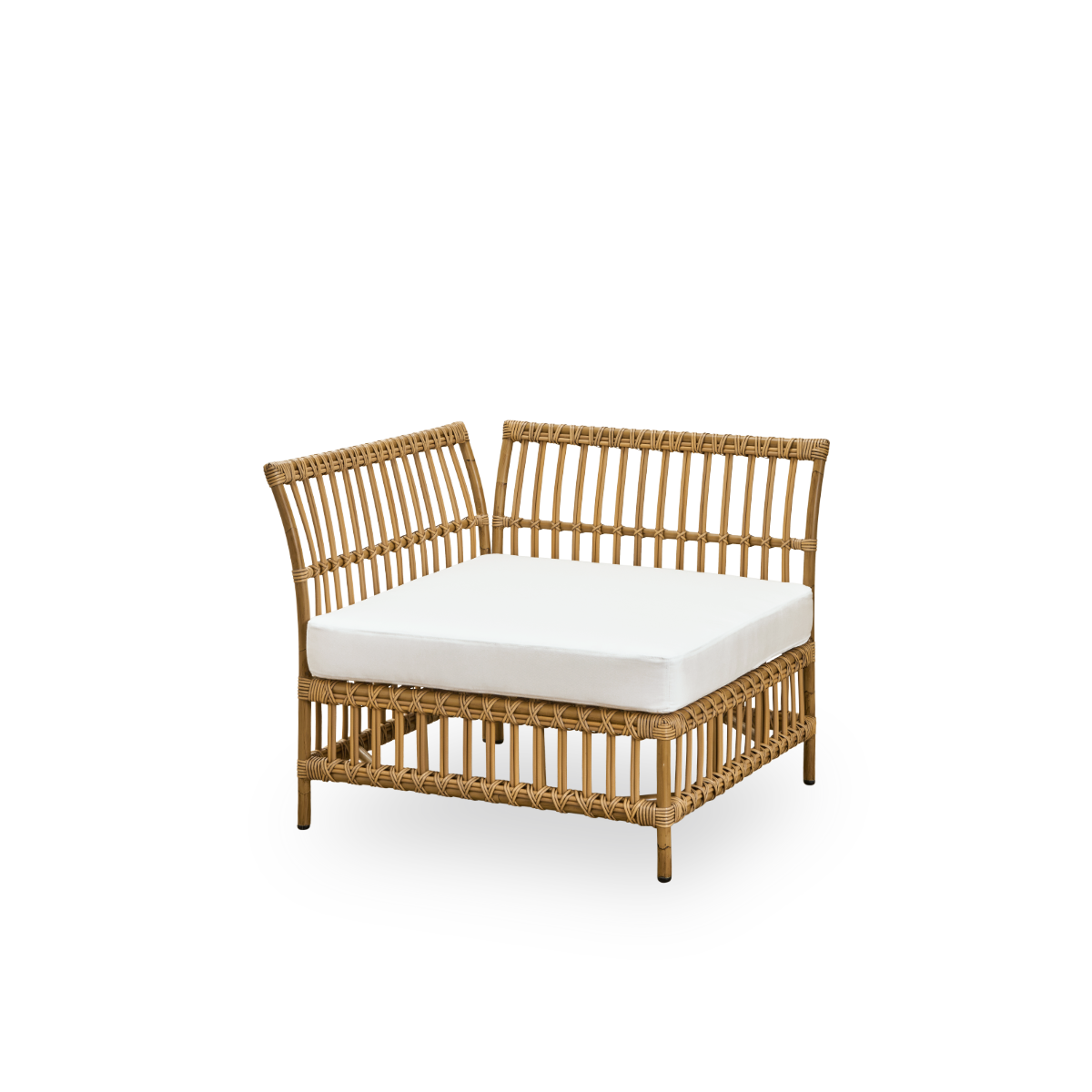 Seitenansicht des Maggie Outdoor-Sofas Eckmodul in Antique-Braun, präsentiert mit weißem Sitz- und Rückenkissen. Aluminiumrahmen im handbemalten Rattan-Look mit ArtFibre-Umschlingungen.