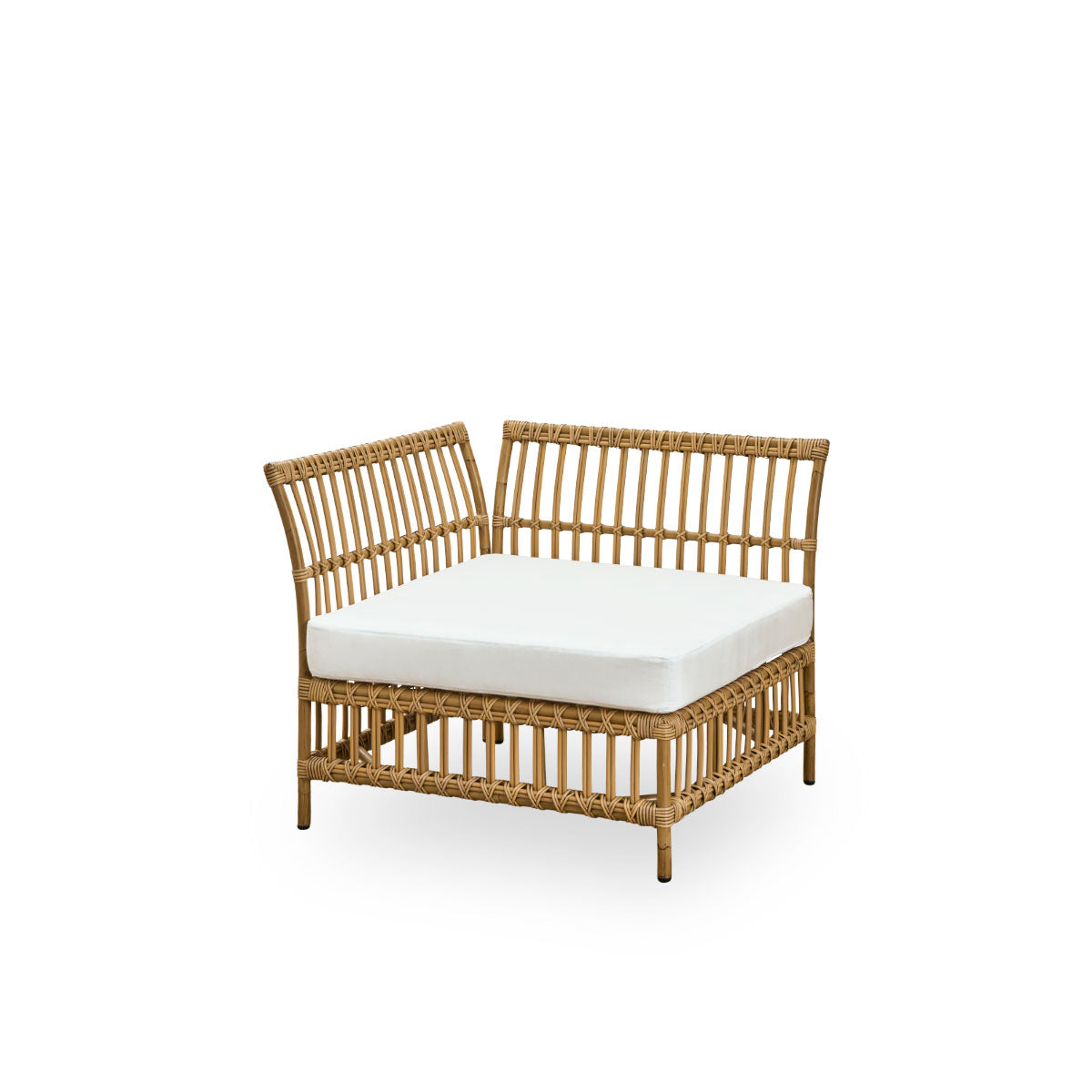 Seitenansicht des Maggie Outdoor-Sofas Eckmodul in Antique-Braun, präsentiert mit weißem Sitz- und Rückenkissen. Aluminiumrahmen im handbemalten Rattan-Look mit ArtFibre-Umschlingungen.