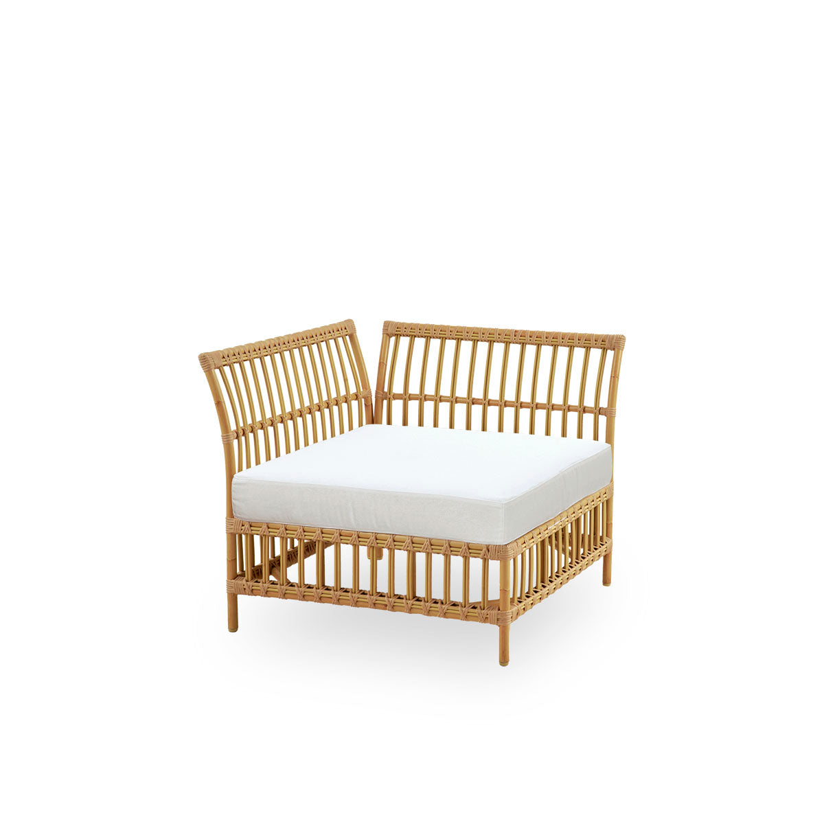 Seitenansicht des Maggie Outdoor-Sofas Eckmodul in Natural-Farbe, präsentiert mit weißem Sitz- und Rückenkissen. Aluminiumrahmen im handbemalten Rattan-Look mit ArtFibre-Umschlingungen.