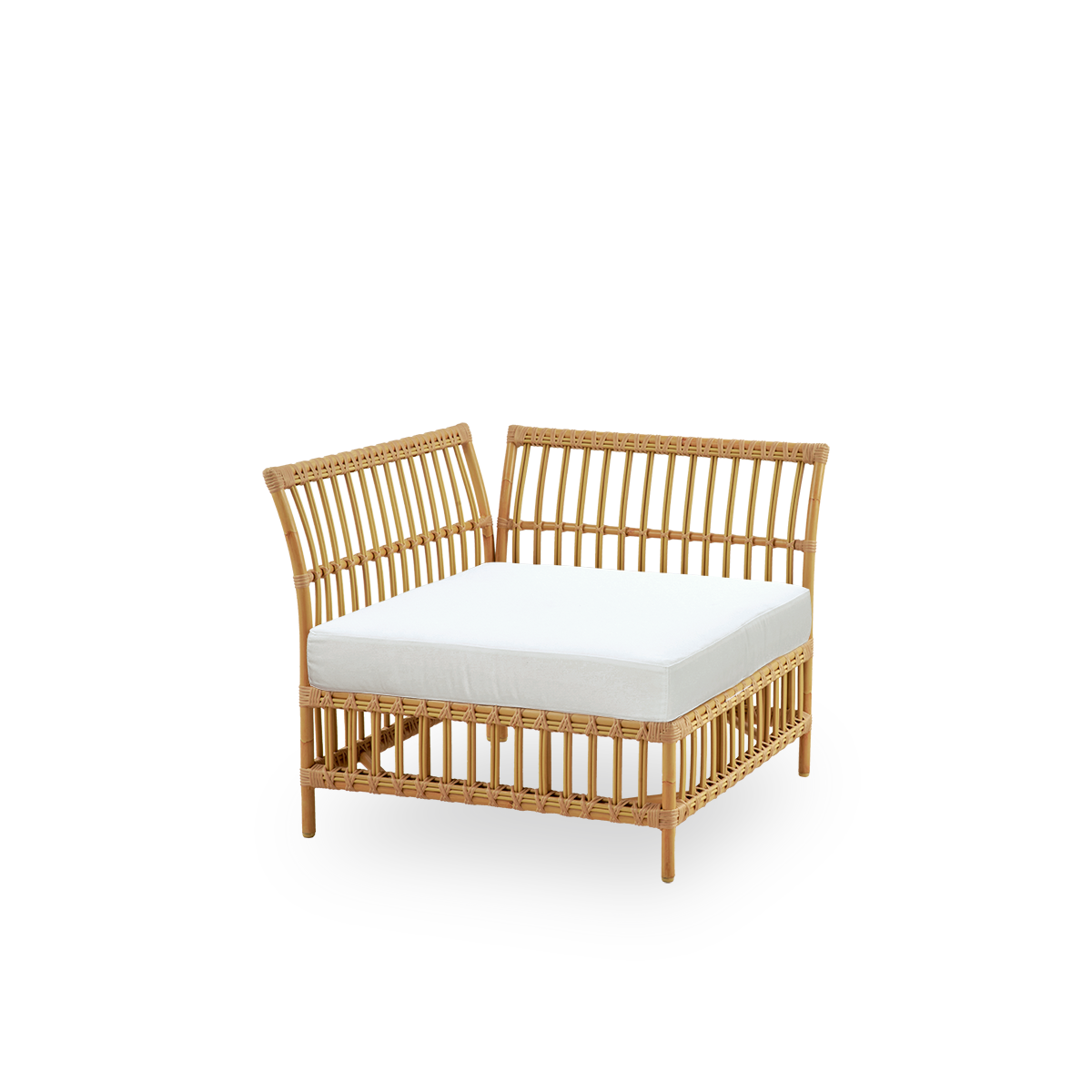 Seitenansicht des Maggie Outdoor-Sofas Eckmodul in Natural-Farbe, präsentiert mit weißem Sitz- und Rückenkissen. Aluminiumrahmen im handbemalten Rattan-Look mit ArtFibre-Umschlingungen.