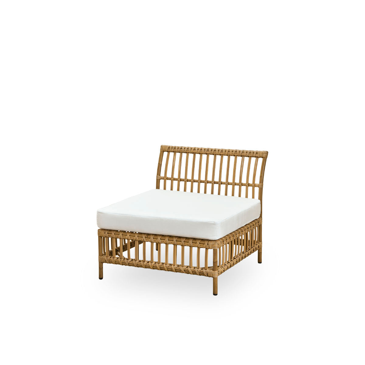 Seitenansicht des Maggie Outdoor-Sofas Mittelmodul in Antique-Braun, präsentiert mit weißem Sitz- und Rückenkissen. Aluminiumrahmen im handbemalten Rattan-Look mit ArtFibre-Umschlingungen.