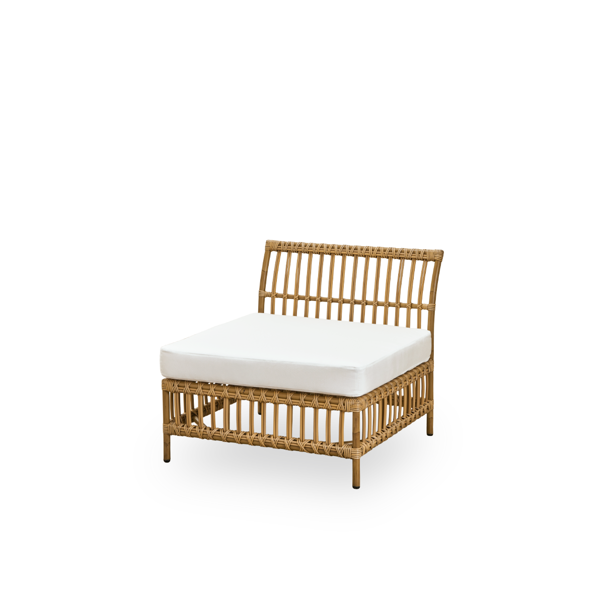 Seitenansicht des Maggie Outdoor-Sofas Mittelmodul in Antique-Braun, präsentiert mit weißem Sitz- und Rückenkissen. Aluminiumrahmen im handbemalten Rattan-Look mit ArtFibre-Umschlingungen.