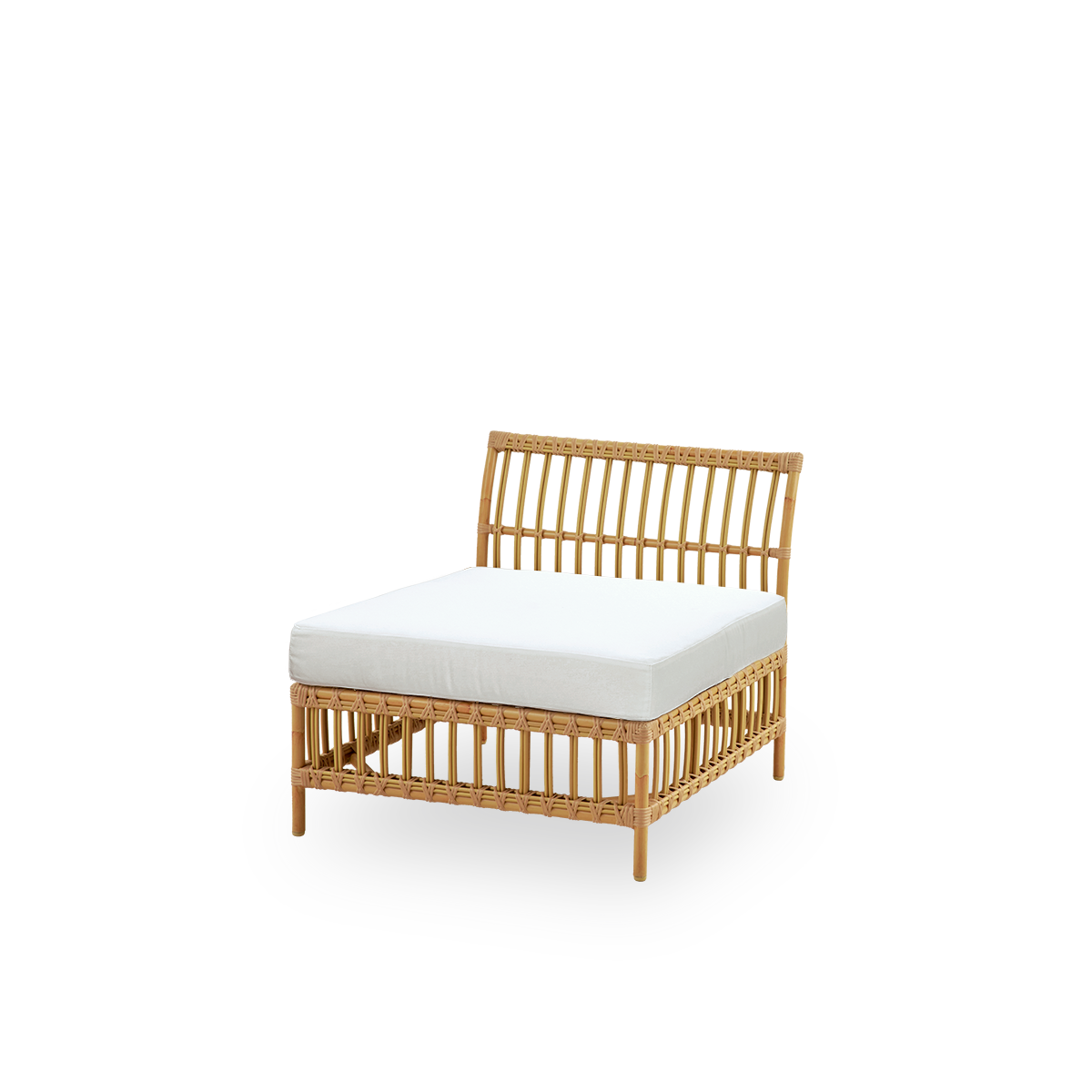 Seitenansicht des Maggie Outdoor-Sofas Mittelmodul in Natural-Farbe, präsentiert mit weißem Sitz- und Rückenkissen. Aluminiumrahmen im handbemalten Rattan-Look mit ArtFibre-Umschlingungen.