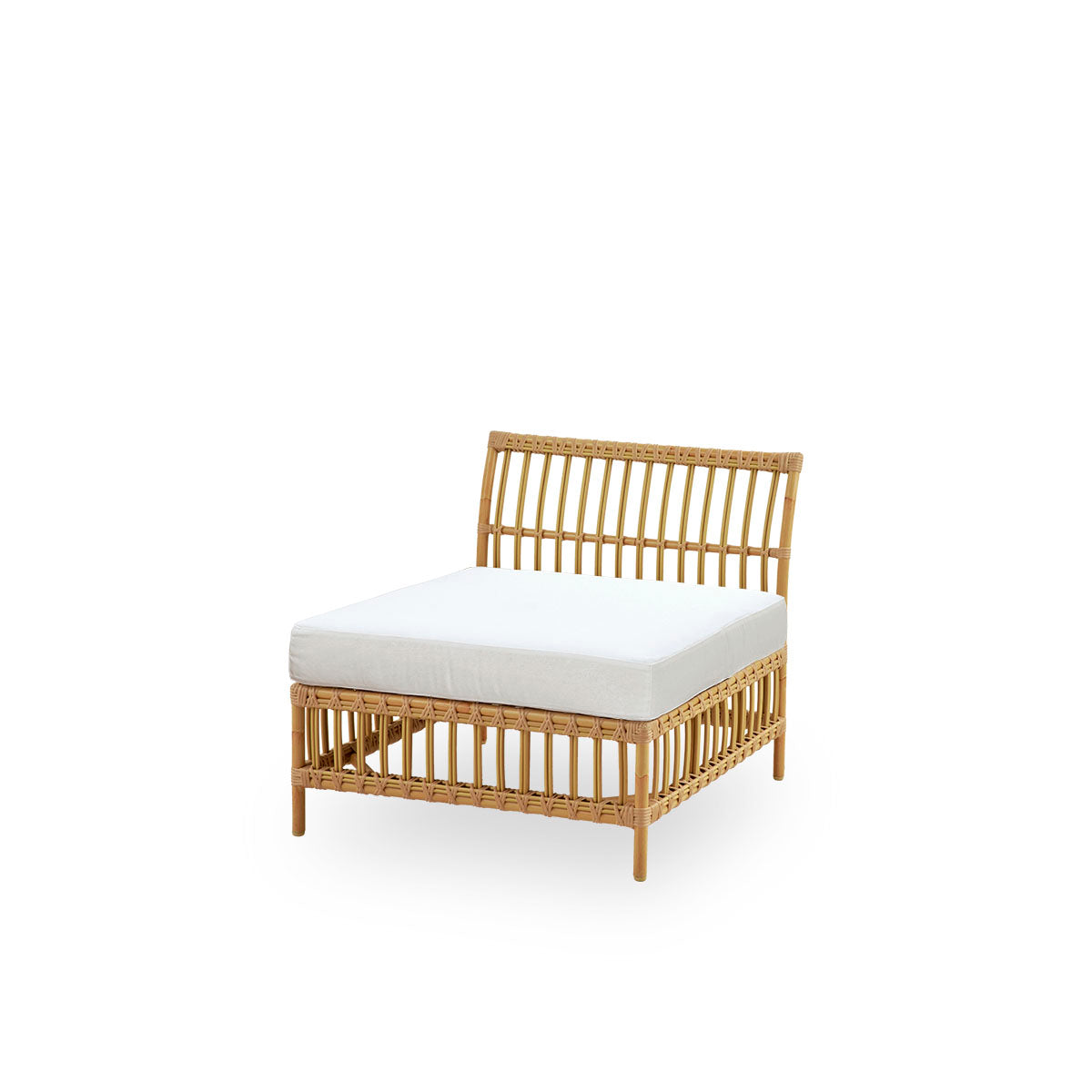 Seitenansicht des Maggie Outdoor-Sofas Mittelmodul in Natural-Farbe, präsentiert mit weißem Sitz- und Rückenkissen. Aluminiumrahmen im handbemalten Rattan-Look mit ArtFibre-Umschlingungen.