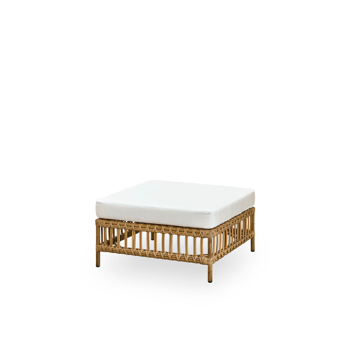 Seitenansicht des Maggie Outdoor-Sofas Pouf-Moduls in Antique-Braun, präsentiert mit Glasplatte zur Nutzung als Beistelltisch. Aluminiumrahmen im handbemalten Rattan-Look mit ArtFibre-Umschlingungen.