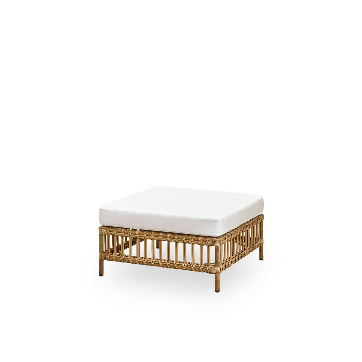 Seitenansicht des Maggie Outdoor-Sofas Pouf-Moduls in Antique-Braun, präsentiert mit Glasplatte zur Nutzung als Beistelltisch. Aluminiumrahmen im handbemalten Rattan-Look mit ArtFibre-Umschlingungen.