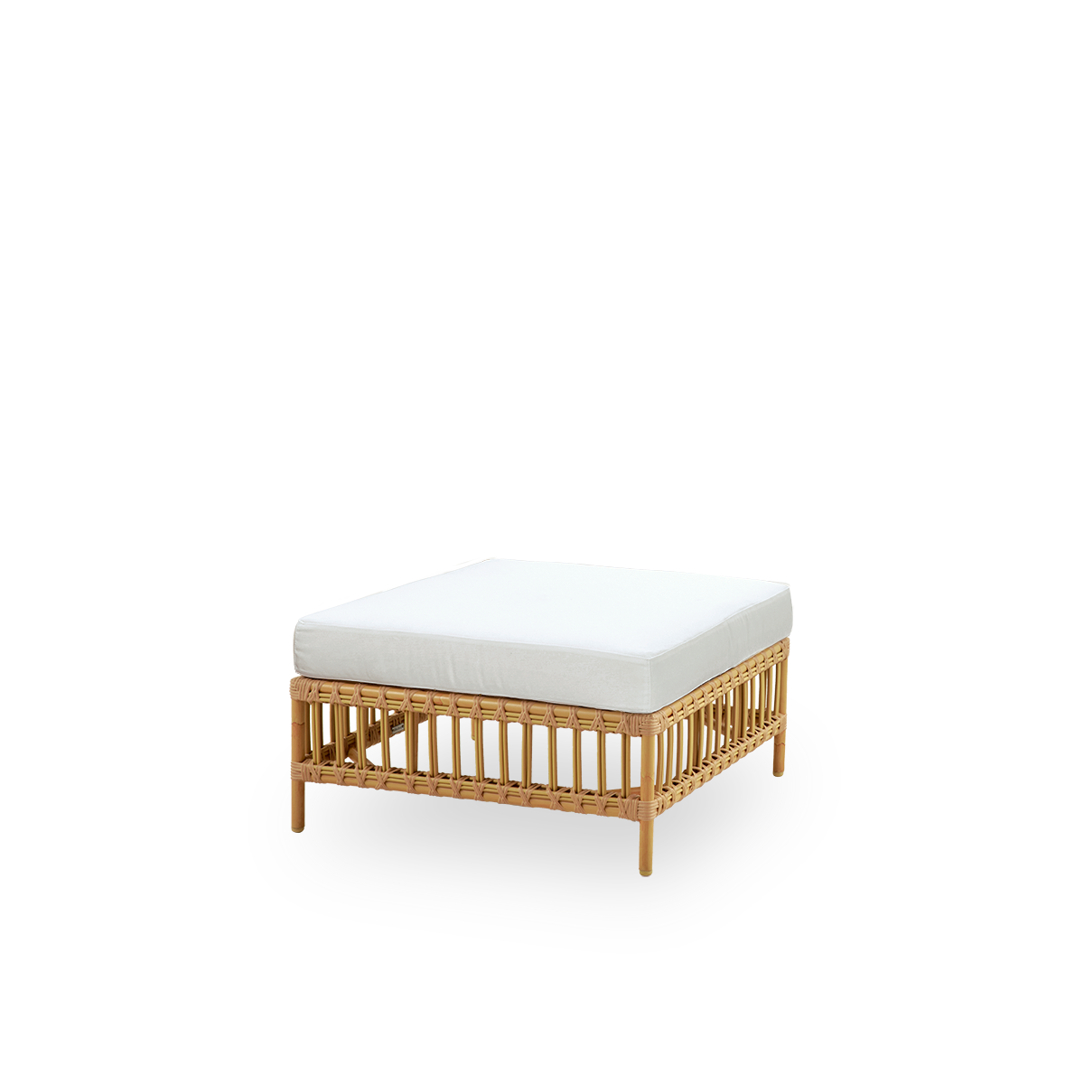 Seitenansicht des Maggie Outdoor-Sofas Pouf-Moduls in Natural-Farbe, präsentiert mit Glasplatte zur Nutzung als Beistelltisch. Aluminiumrahmen im handbemalten Rattan-Look mit ArtFibre-Umschlingungen.