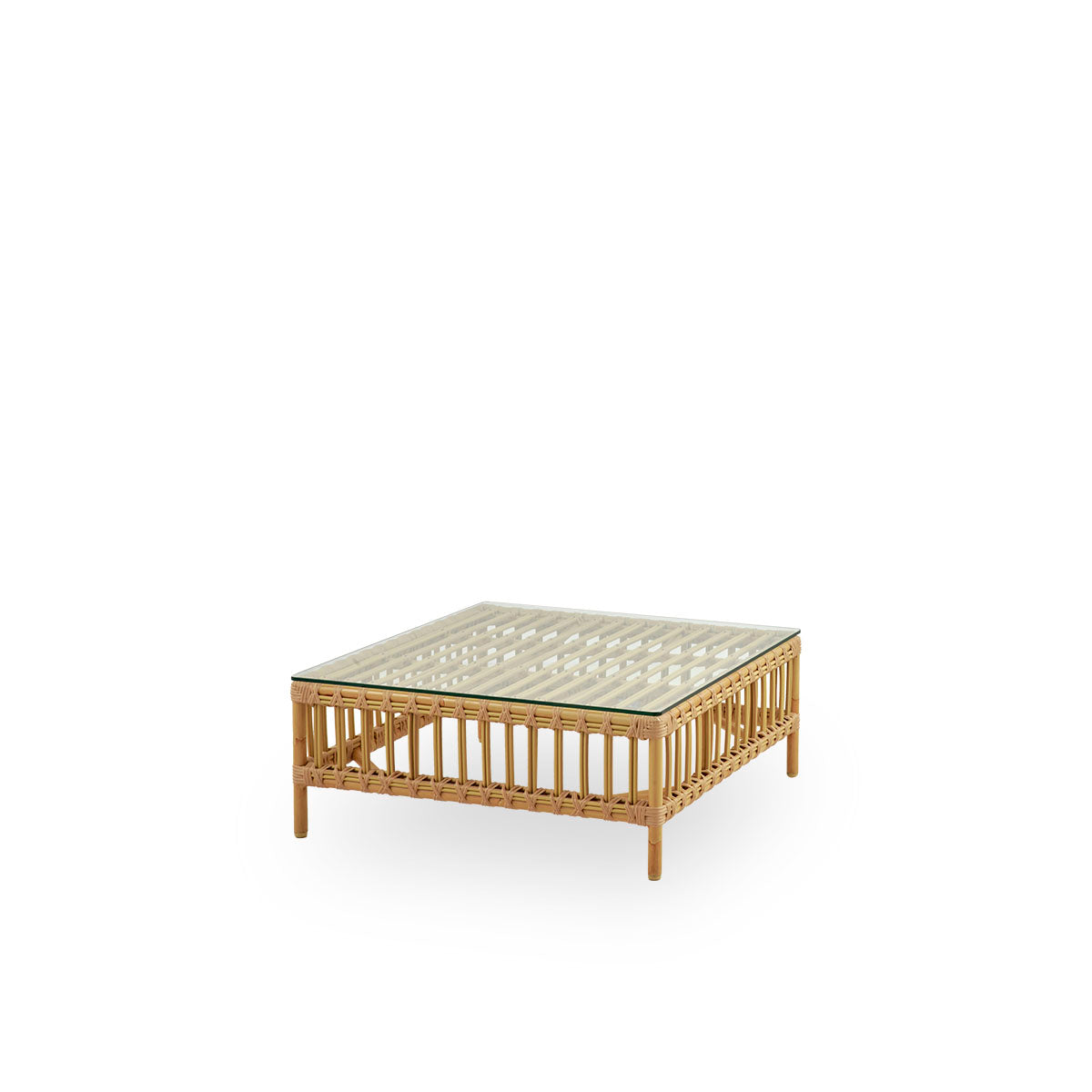 Seitenansicht des Maggie Outdoor-Sofas Pouf-Moduls in Natural-Farbe, präsentiert mit Glasplatte zur Nutzung als Beistelltisch. Aluminiumrahmen im handbemalten Rattan-Look mit ArtFibre-Umschlingungen.