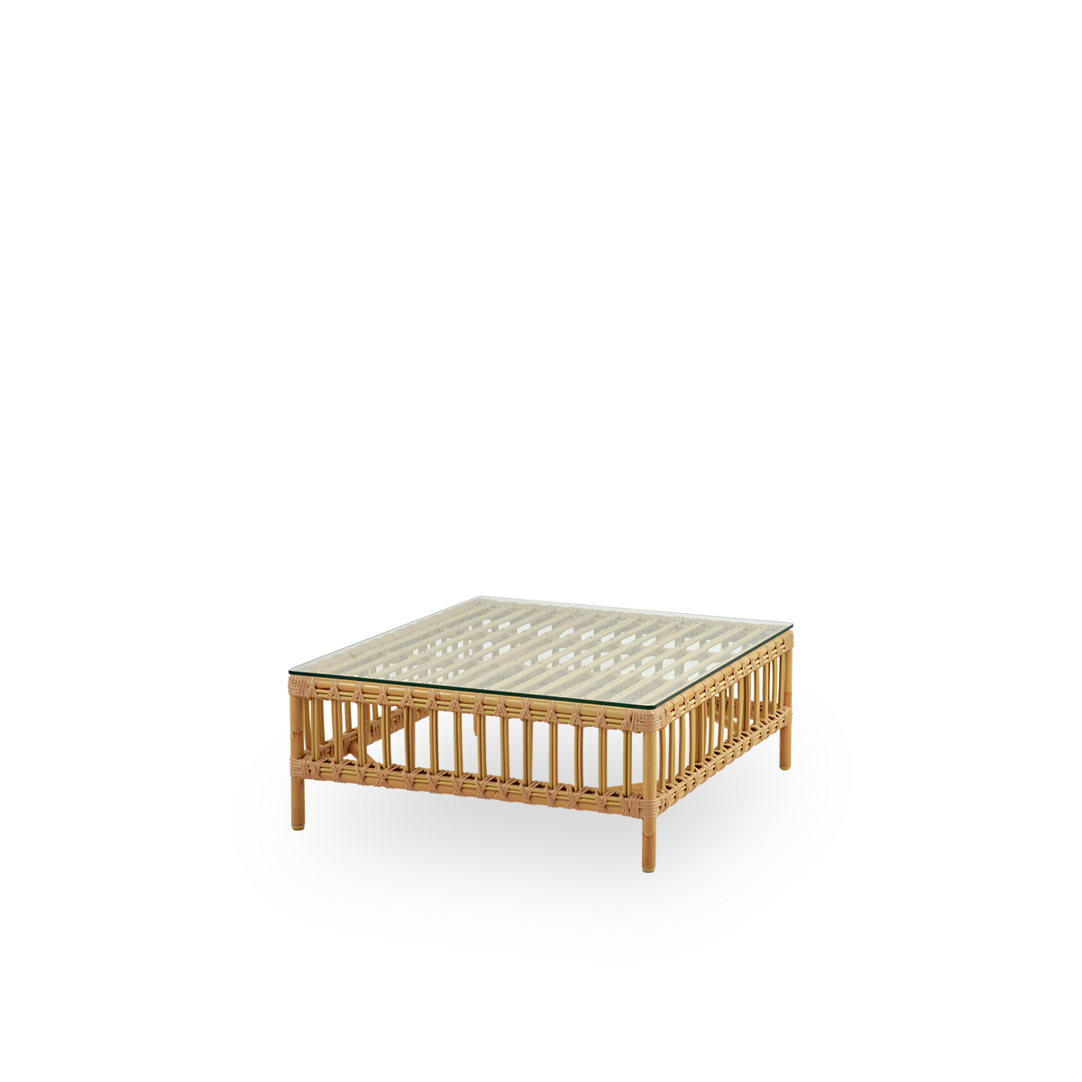 Seitenansicht des Maggie Outdoor-Sofas Pouf-Moduls in Natural-Farbe, präsentiert mit Glasplatte zur Nutzung als Beistelltisch. Aluminiumrahmen im handbemalten Rattan-Look mit ArtFibre-Umschlingungen.