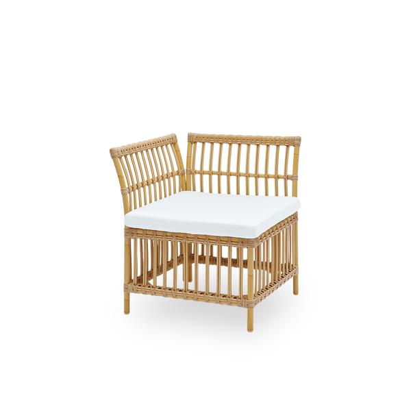 Seitenansicht des Meghan Outdoor-Essbank-Eckmoduls. Aluminiumrahmen im Rattan-Look mit ArtFibre-Umschlingungen. Sitzhöhe 45 cm, passend zu den meisten Essstühlen.