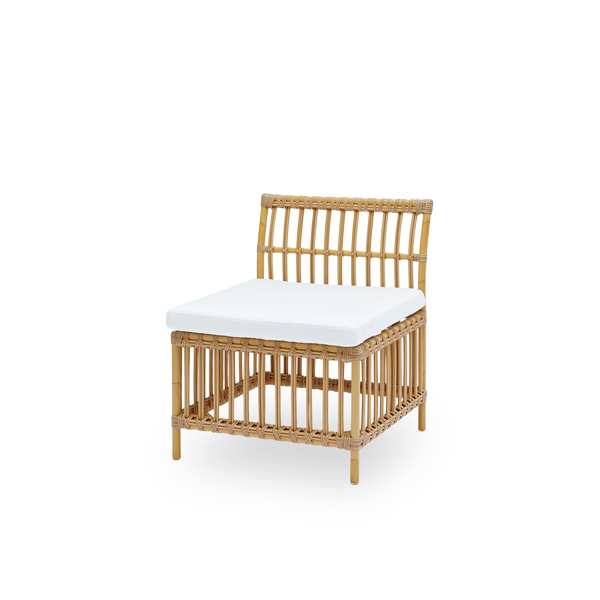 Seitenansicht des Meghan Outdoor-Essbank-Mittelmoduls. Aluminiumrahmen im Rattan-Look mit ArtFibre-Umschlingungen. Sitzhöhe 45 cm, passend zu den meisten Essstühlen.