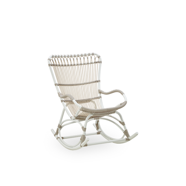 Seitenansicht des Monet Outdoor-Schaukelstuhl mit hoher Rückenlehne und Armlehnen in Dove White-Farbe. Aluminiumrahmen mit ArtFibre-Umschlingungen.
