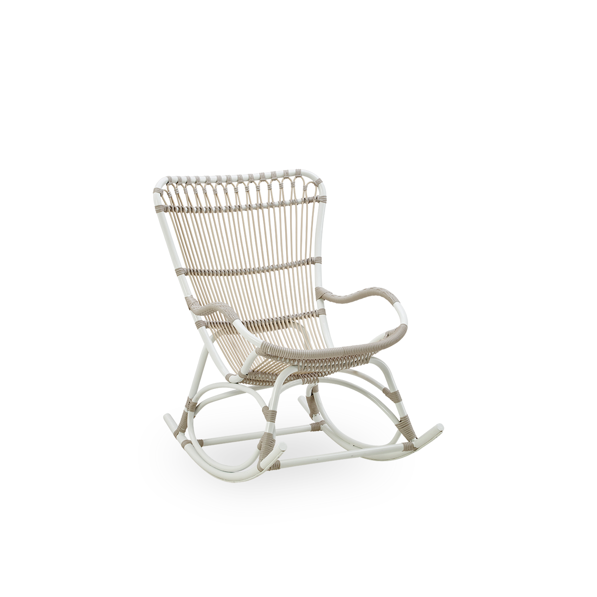 Seitenansicht des Monet Outdoor-Schaukelstuhl mit hoher Rückenlehne und Armlehnen in Dove White-Farbe. Aluminiumrahmen mit ArtFibre-Umschlingungen.
