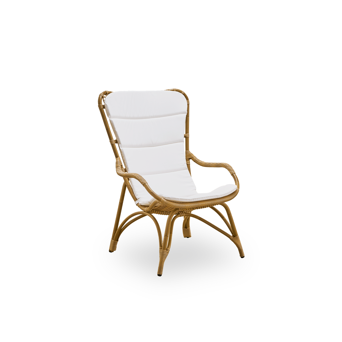 Seitenansicht des Monet Outdoor-Loungesessels mit hoher Rückenlehne und Armlehnen in Natural-Farbe. Aluminiumrahmen im Rattan-Look mit ArtFibre-Umschlingungen.