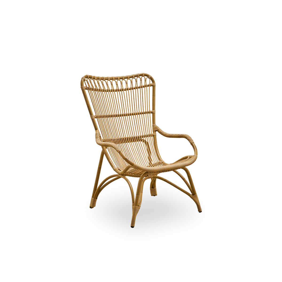 Seitenansicht des Monet Outdoor-Loungesessels mit hoher Rückenlehne und Armlehnen in Natural-Farbe. Aluminiumrahmen im Rattan-Look mit ArtFibre-Umschlingungen.