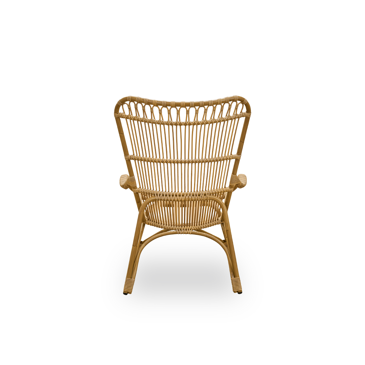 Rückansicht des Monet-Outdoor-Loungesessels mit hoher Rückenlehne und Armlehnen, präsentiert in der Farbe Natur. Aluminiumrahmen in Rattanoptik mit ArtFibre-Geflecht.