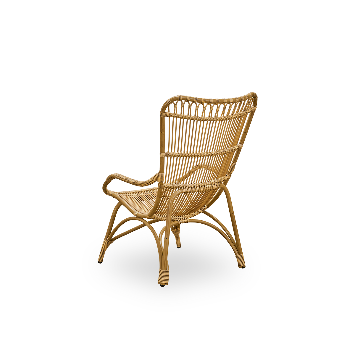 Rückansicht des Monet-Outdoor-Loungesessels mit hoher Rückenlehne und Armlehnen, präsentiert in der Farbe Natur. Aluminiumrahmen in Rattanoptik mit ArtFibre-Geflecht.
