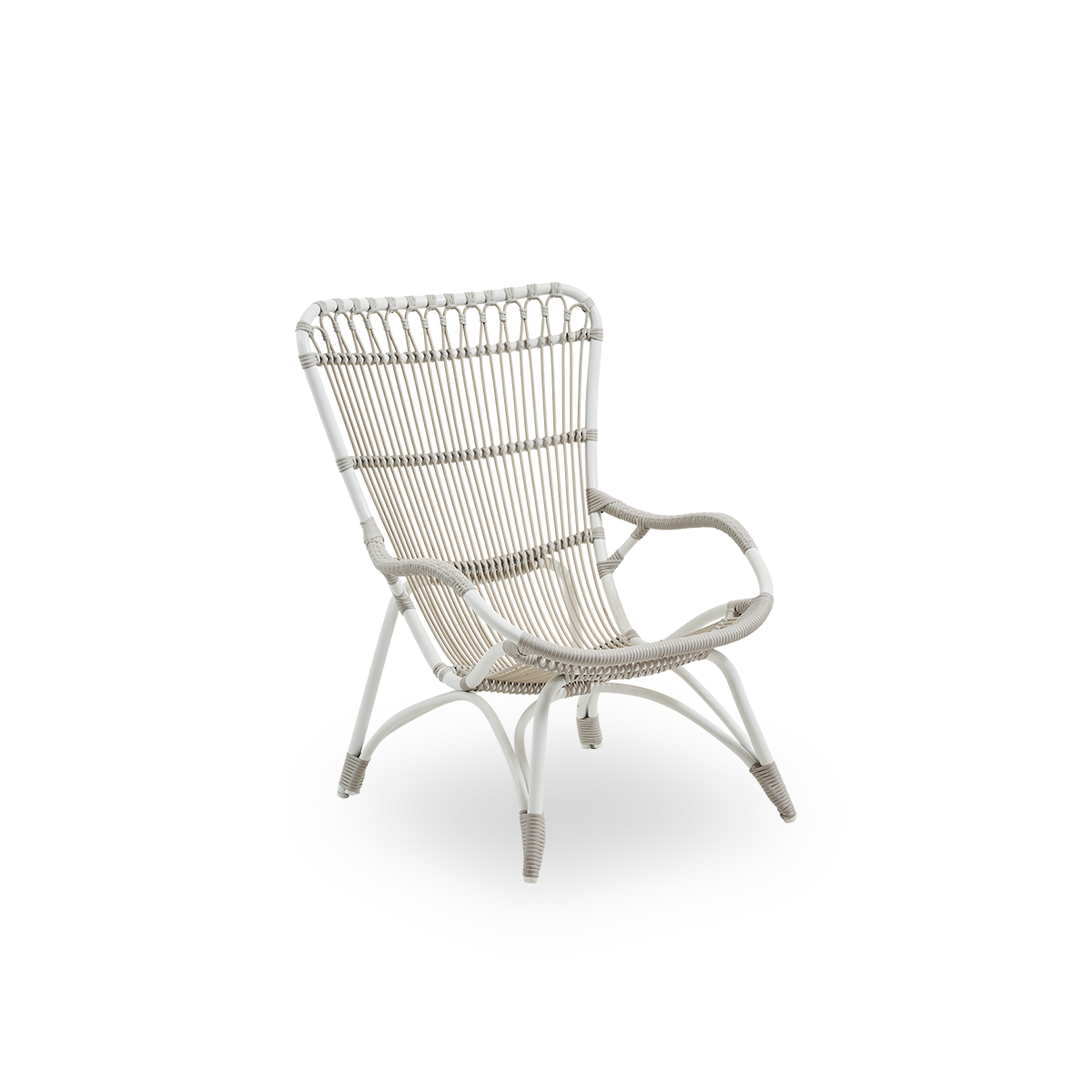 Seitenansicht des Monet Outdoor-Loungesessels mit hoher Rückenlehne und Armlehnen in Dove White-Farbe. Aluminiumrahmen mit ArtFibre-Umschlingungen.