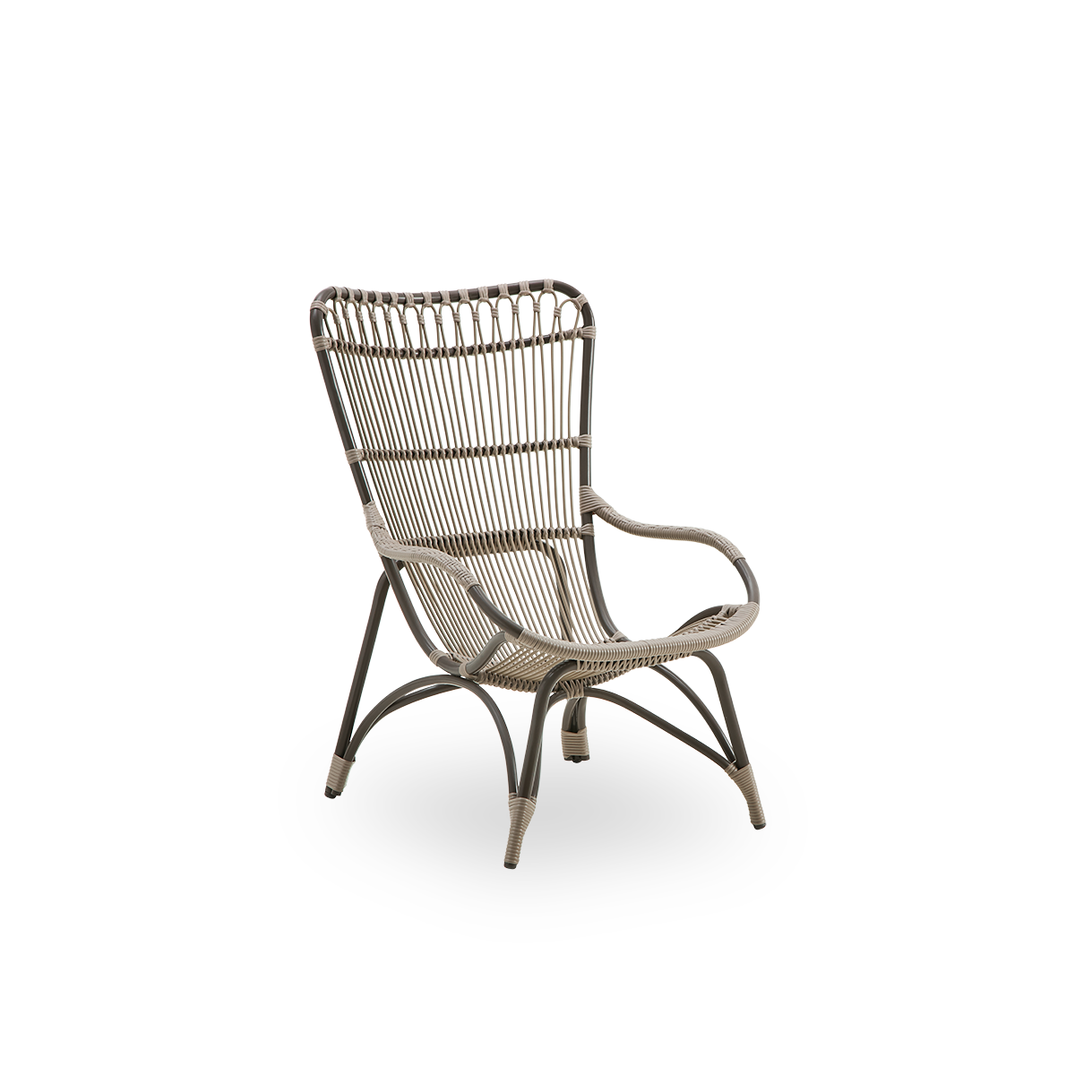 Seitenansicht des Monet Outdoor-Loungesessels mit hoher Rückenlehne und Armlehnen in Moccaccino-Farbe. Aluminiumrahmen mit ArtFibre-Umschlingungen.
